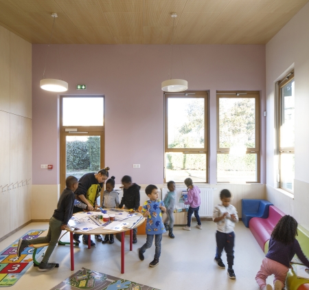 salle d'activités bois et terre crue